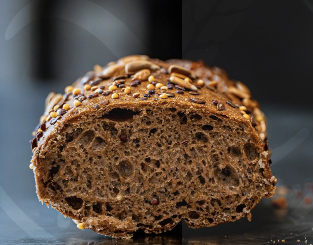 Un primo piano di un pezzo di pane con semi sopra