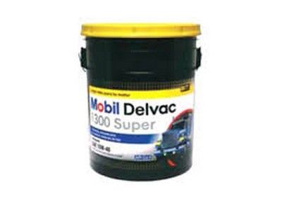 Cubo negro de aceite de motor Mobil Delvac 1300 Super, con tapa amarilla, sobre fondo blanco.