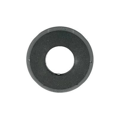 Objeto negro con forma de anillo y un agujero en el centro. La superficie tiene textura.
