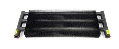 Intercambiador de calor negro con múltiples aletas y dos conexiones de tubería.