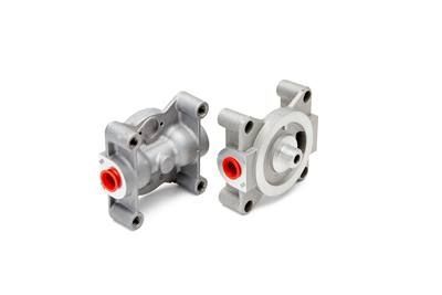 Dos carcasas de bomba de aceite de metal gris con tapones de puerto rojos.
