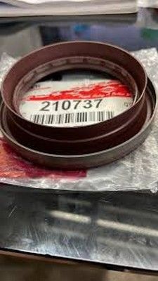 Junta circular con etiqueta de código de barras. La junta es de color rojo oscuro y gris.