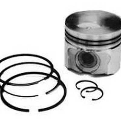 Pistón y anillos de pistón, componentes mecánicos de un motor, aislados sobre fondo blanco.