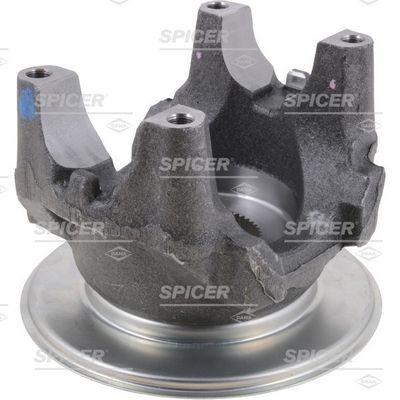 Componente del eje de transmisión Spicer. Horquilla gris oscuro con brida circular y cuatro puntos de montaje, sobre fondo blanco.