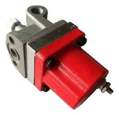 Válvula industrial de color rojo y plata con un perno en el lateral y un lazo en la parte superior.