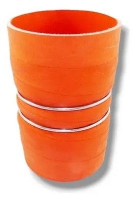 Manguera de acoplamiento de silicona de color naranja con dos bandas plateadas.