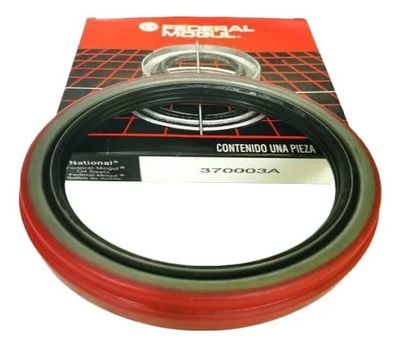 Un nuevo sello de eje de Federal-Mogul en su embalaje; el sello es rojo y negro.