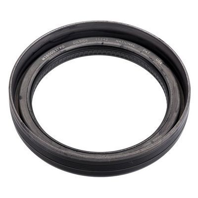 Sello de aceite automotriz circular con carcasa de caucho negro y metal.
