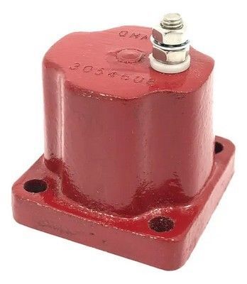 Componente eléctrico de color rojo con base y terminal.