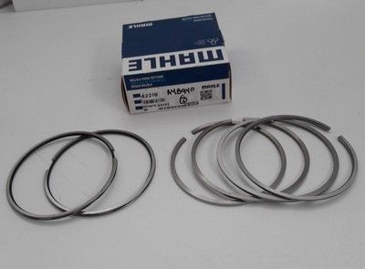 Anillos de pistón y caja de anillos. La caja dice 