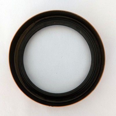 Sello de aceite circular con carcasa metálica de color cobre y anillo interior de caucho negro.