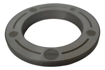 Objeto gris en forma de anillo con detalles grabados; probablemente una pieza industrial.