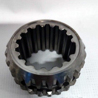 Engranaje metálico con dientes interiores y exteriores, forma cilíndrica.