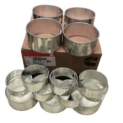 Juego de cojinetes de motor, piezas cilíndricas metálicas en caja con etiqueta de producto.