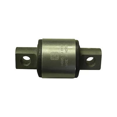 Buje de suspensión automotriz de metal con cilindro central y extremos cuadrados con agujeros.
