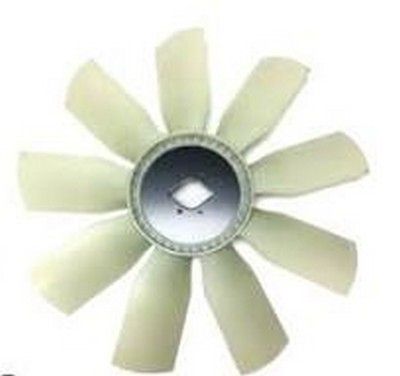 Conjunto de aspas de ventilador de color blanco roto con cubo circular y nueve aspas.
