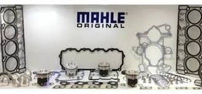 Piezas de motor originales MAHLE en exposición: juntas, pistones y otros componentes.