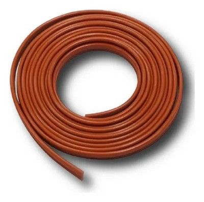 Cordón de goma de color naranja enrollado, posiblemente para vehículo o construcción.