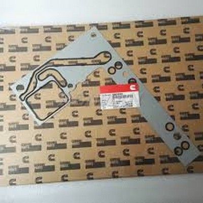 Una junta de motor Cummins nueva en una hoja de cartón con el logotipo de la empresa.