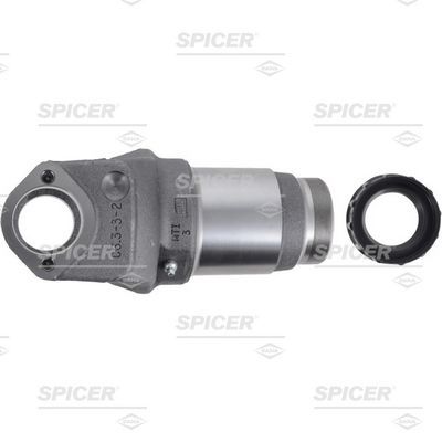 Yugo de extremo Spicer con brida circular, cuerpo cilíndrico y sello de goma sobre fondo blanco.