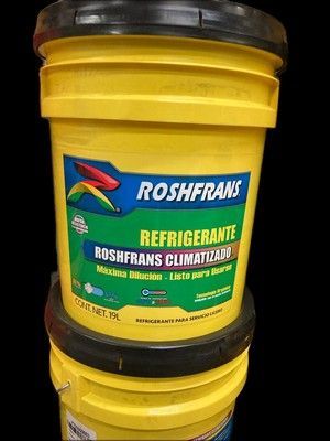 Cubo amarillo de refrigerante Roshfrans Refrigarante, con logotipo azul, verde y rojo sobre un fondo negro.
