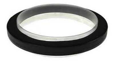 Lente de cúpula transparente dentro de un anillo de goma circular negro.