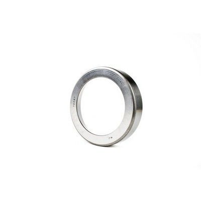 Anillo de metal plateado sobre fondo blanco.