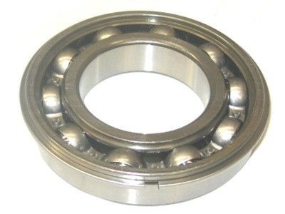 Rodamiento de bolas, metal plateado, con anillos interior y exterior, y cojinetes de bolas en su interior.