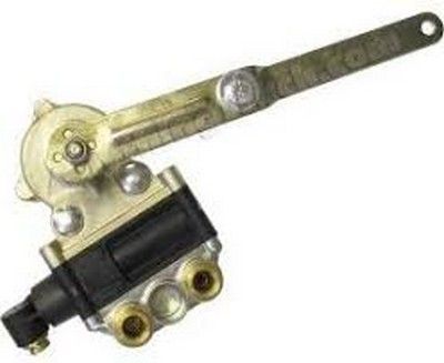 Sensor de altura de vehículo con brazo de palanca, metal color dorado, componente negro, tres puertos.