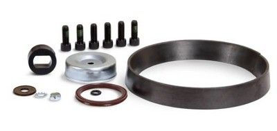 Una colección de piezas de metal negro, incluido un anillo grande, pernos y sellos.