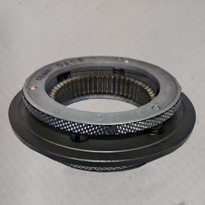 Conjunto de engranajes con anillo exterior, anillo dentado interior y banda metálica texturizada.