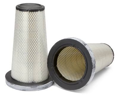 Dos filtros de aire en forma de cono, de papel blanco con malla metálica y anillos de goma negros.