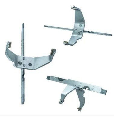Tres soportes metálicos en ángulo, probablemente piezas de automóviles, mostrados desde múltiples perspectivas.