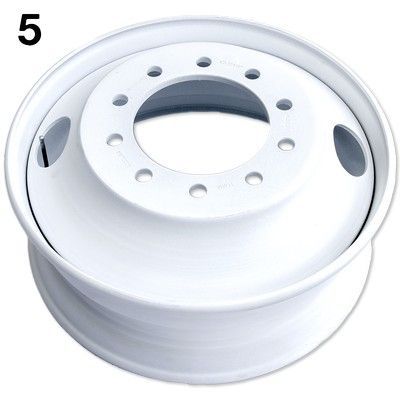 Rueda de camión blanca con múltiples orificios para tuercas.