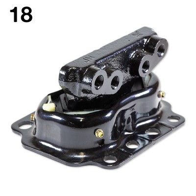 Soporte de motor negro con múltiples orificios para tornillos, vista en ángulo.