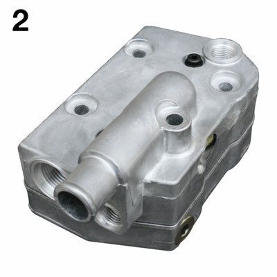 Pieza de motor de aluminio con múltiples aberturas y tubo curvado.