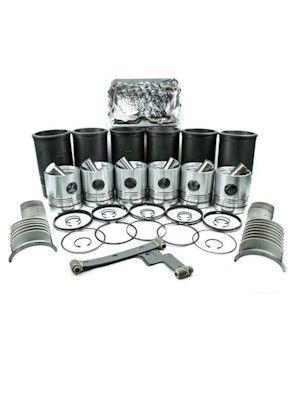 Componentes del kit de reconstrucción del motor: cilindros, pistones, anillos y otras piezas dispuestas.