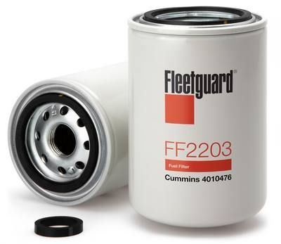 Dos filtros de combustible Fleetguard FF2203 blancos y una junta de goma suelta sobre un fondo blanco.