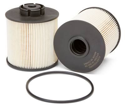 Dos filtros de combustible y una junta tórica negra. Los filtros son cilindros plisados ​​blancos con tapas negras.