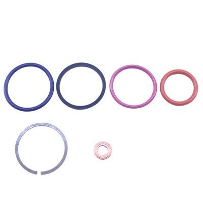 Juntas tóricas de caucho y anillos de retención de metal de varios colores, probablemente piezas de automóviles o industriales.