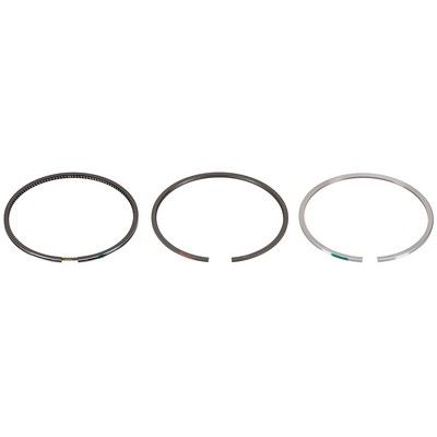 Tres anillos de pistón, metal gris, extremos abiertos visibles, colocados uno al lado del otro.
