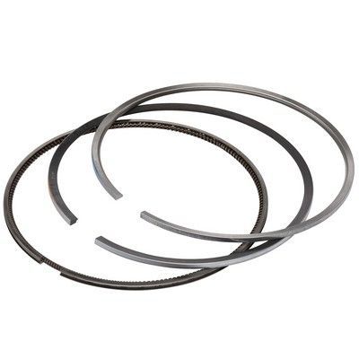 Cuatro anillos de pistón metálicos, circulares con huecos, dispuestos sobre un fondo blanco.