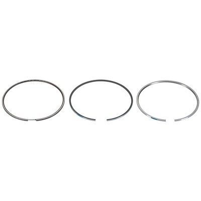 Tres anillos de pistón metálicos con espacios abiertos, aislados en blanco.