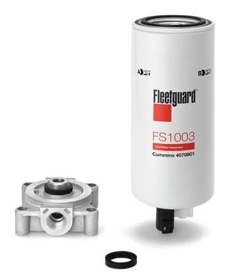 Filtro de combustible Fleetguard FS1003 con base y junta tórica sobre fondo blanco. El filtro es blanco con marcas negras y el logotipo de Fleetguard.
