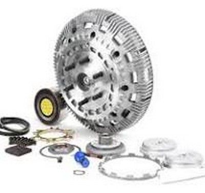 Conjunto de embrague automotriz con varios componentes dispuestos sobre una superficie blanca.