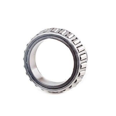 Rodamiento de rodillos cónicos con un anillo de rodillos entre dos anillos metálicos.