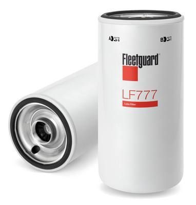 Dos filtros de aceite blancos Fleetguard LF777. Uno en posición vertical, el otro tumbado, mostrando su base.