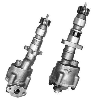 Dos bombas de aceite para automóviles, de metal fundido con engranajes y bridas de montaje.