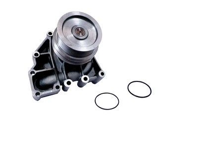Bomba de agua con polea, junto a dos juntas tóricas negras, probablemente para sistemas de refrigeración de automóviles.