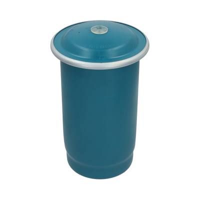 Cubo de basura de color azul con tapa y borde plateado.